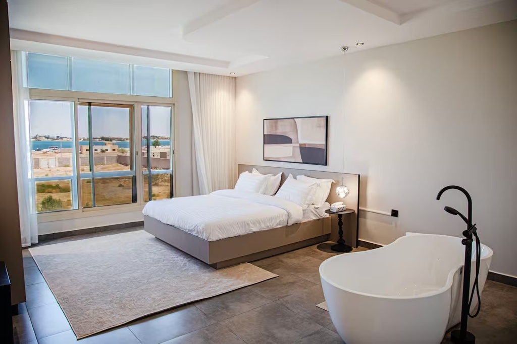 برج أبحر السكني - شقة بإطلالة بحرية | تلفزيون 65 بوصة